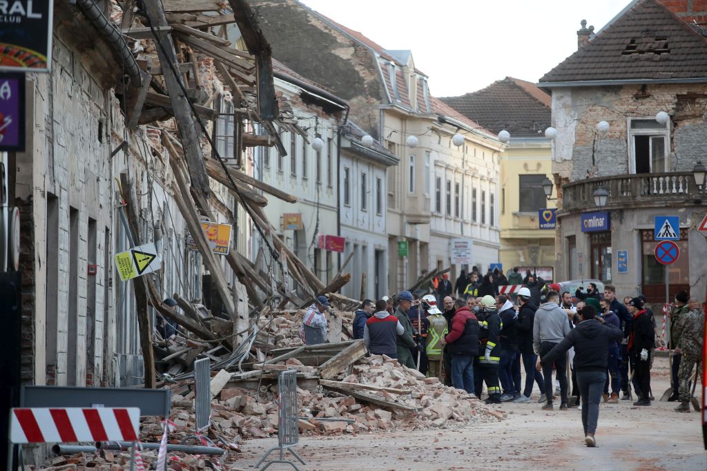 Petrinja, 29.12.2020.- Sisaèko-moslavaèku upaniju pogodio je razorni potres jaèine 6.2 stupnjeva po Richteru. Ulice Petrinja su pune ruevina, veliki broj objekata je oteæen, a spasioci tragaju za preivjelima. foto HINA/ Damir SENÈAR/ ua